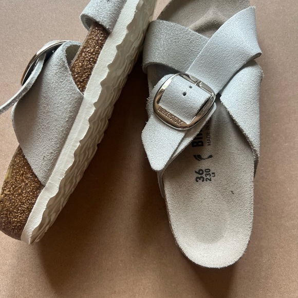 These Birkenstock sandals are in amazing condition. - Picture 3 of 3